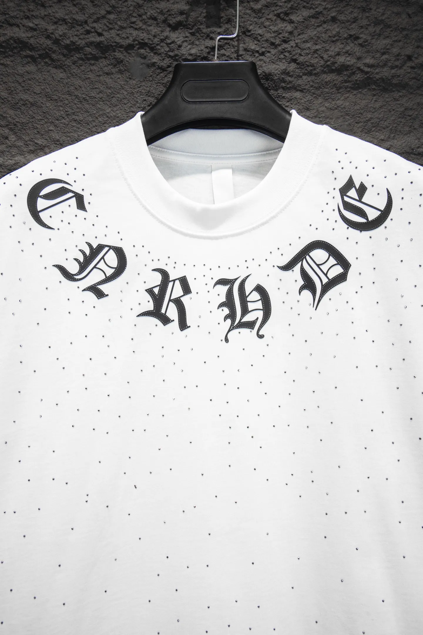 P200 🆕Chrome Hearts 25ss os version is really charming and Chrome Hearts is really a must-have. Every season’s new version is made to the extreme. It is very practical and can be worn casually. Nice✔️ - ⚠️100% cotton. It is made of 32-count double yarn, 260-gram weight fabric and imported knitted needle carded cotton. It has moderate thickness, drape and contour, and the upper body is comfortable! ! It is very tolerant to fat body types and can instantly lose five pounds after wearing it!  Specially ordered many Austrian hot diamonds, which have the bling bling effect of natural crystals under the light, with multi-faceted reflective points, and the production cost is extremely high. The laser molding includes a computer engraving machine and a laser machine, which are accurate in units of particles. Finally, it is hot and set at high temperature. After the hot ironing, the firmness needs to be tested repeatedly on the hot stamping. It can show colorful reflections under the light. The collar webbing extends to the shoulders for reinforcement, and the stitching at the joints. The hem and cuffs are all made with 0.2mm stitch double-thread stitching. They are carefully produced at a high cost. The attitude of making goods with a magnifying glass restores the quality and effect of the product. The full set of customized accessories only presents every detail to the customer. Printing is done using film printing. 50,000 positioning is very time-consuming. The body is treated with silicone elements, which greatly increases the interest of the clothing; unique visual effects. After special treatment, a unique effect is formed. An irregular hem is added to the version. This year's Kroxin is the main version. In the past two years, the oversize version has become the focus of the trend and has been a popular staple in the past two years. The change of designers has made this brand an instant hit. The progressive fashion of the times also needs the blood impact of fresh elements and trendy designs in order to continue its glory! It’s stylish both inside and outside, a must-have for high street travel! An absolute "eye-catching style" that can match couples 💏 Color: Black White Size: S M L XL